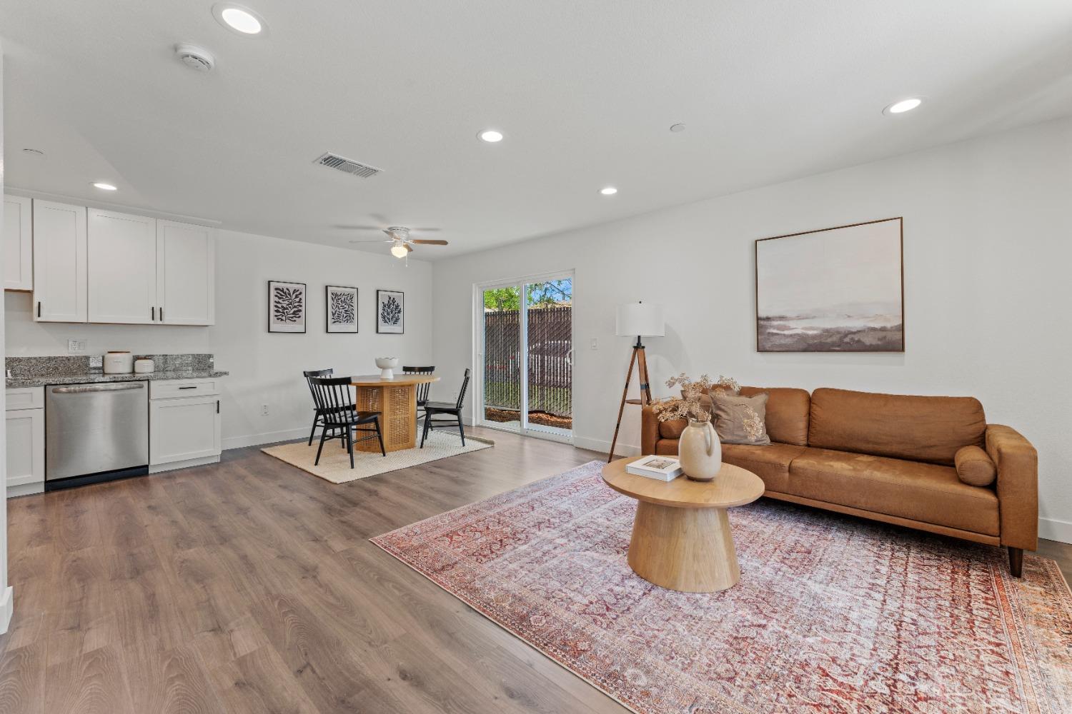 Detail Gallery Image 6 of 65 For 4017 Broadway, Sacramento,  CA 95817 - 4 Beds | 3/1 Baths