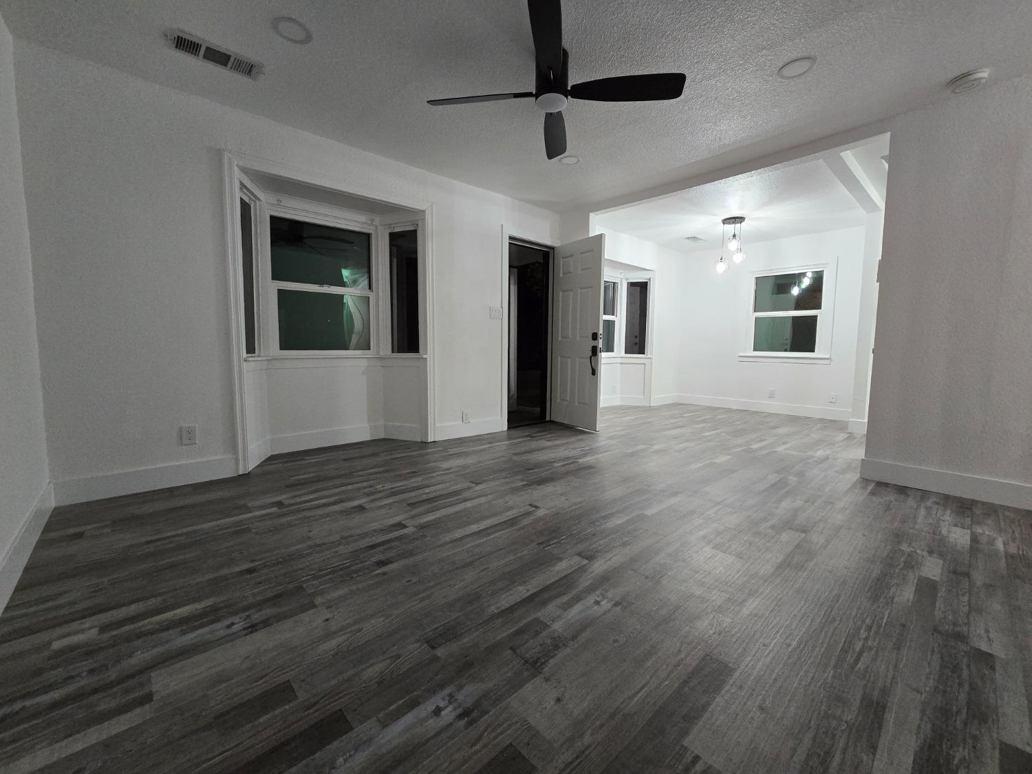 Detail Gallery Image 5 of 21 For 730 E Clay St, Stockton,  CA 95206 - 3 Beds | 1 Baths