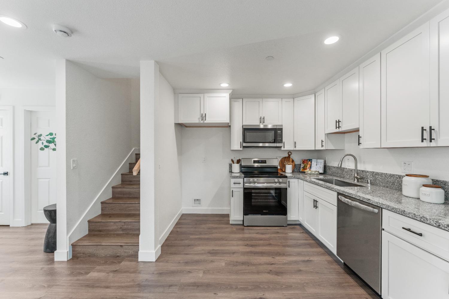 Detail Gallery Image 13 of 65 For 4017 Broadway, Sacramento,  CA 95817 - 4 Beds | 3/1 Baths