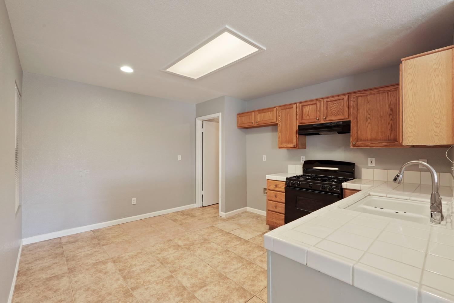 Detail Gallery Image 17 of 42 For 2755 Spring Hill Dr, Stockton,  CA 95206 - 3 Beds | 2 Baths