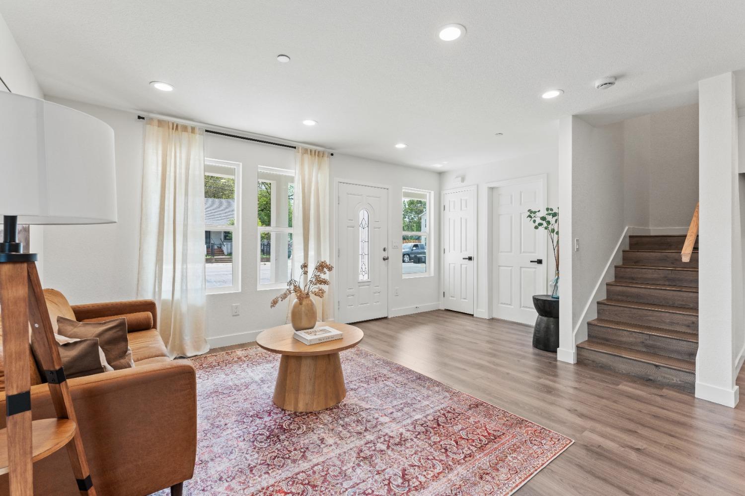 Detail Gallery Image 2 of 65 For 4017 Broadway, Sacramento,  CA 95817 - 4 Beds | 3/1 Baths
