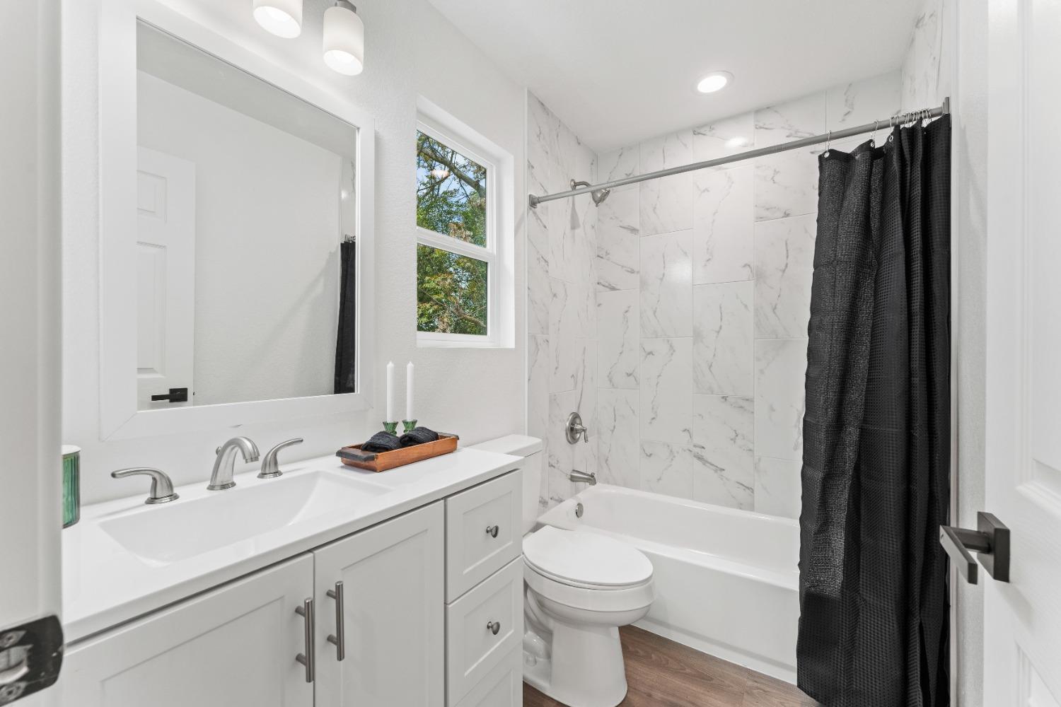 Detail Gallery Image 15 of 65 For 4017 Broadway, Sacramento,  CA 95817 - 4 Beds | 3/1 Baths