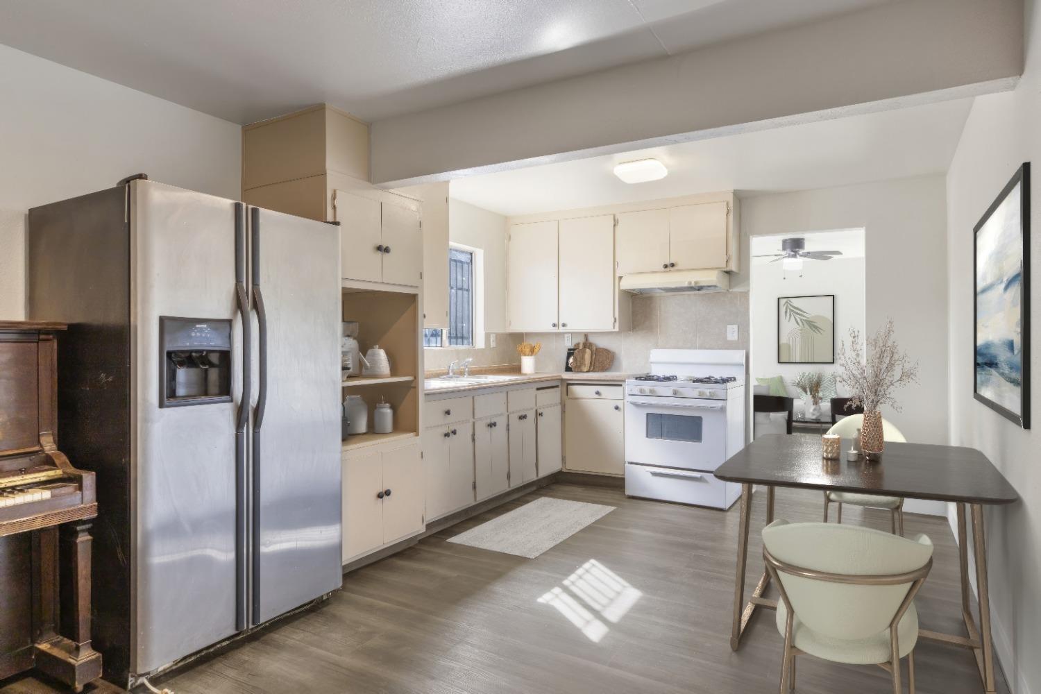 Detail Gallery Image 4 of 13 For 2121 S Lincoln St, Stockton,  CA 95206 - 3 Beds | 2 Baths