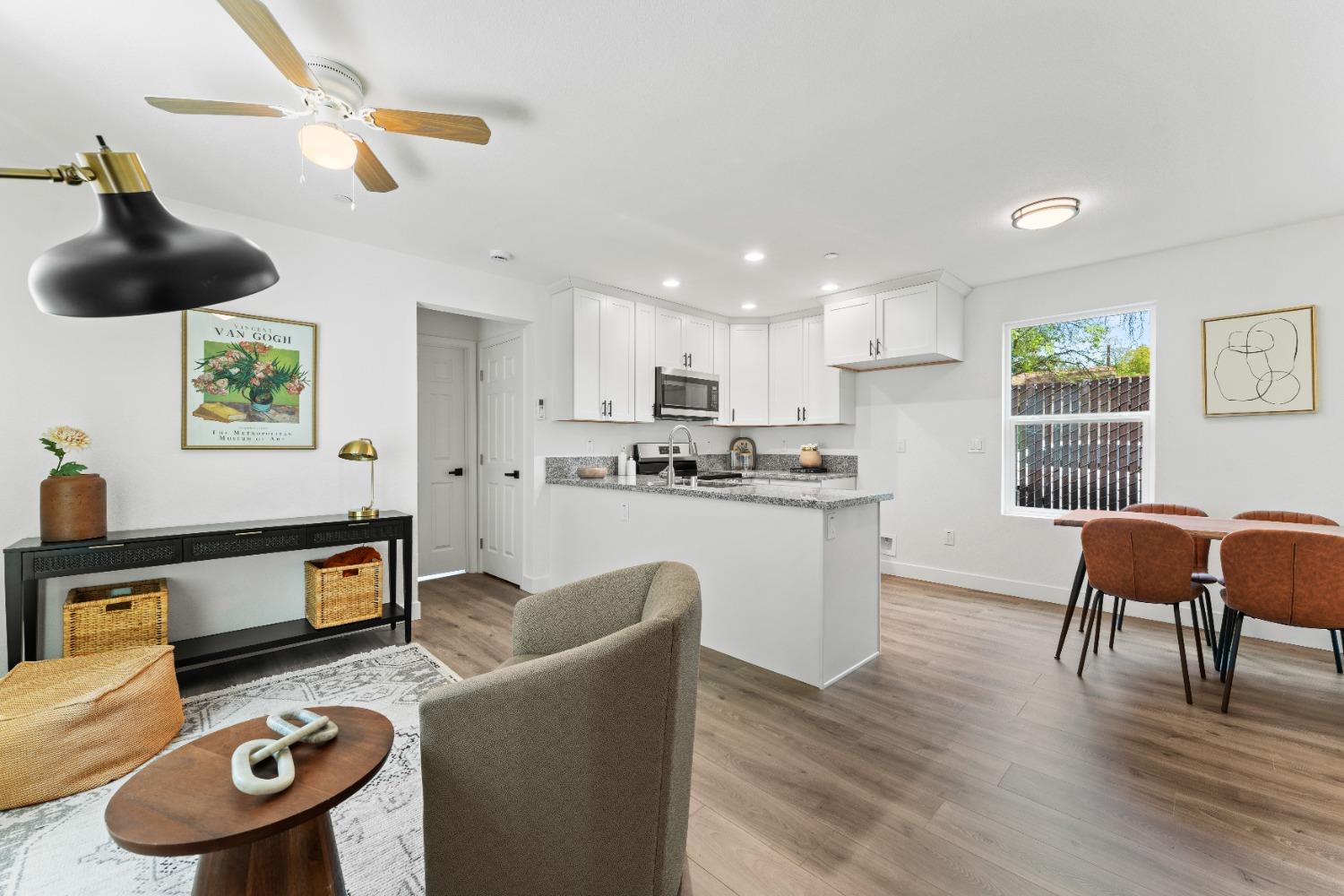 Detail Gallery Image 4 of 65 For 4017 Broadway, Sacramento,  CA 95817 - 4 Beds | 3/1 Baths