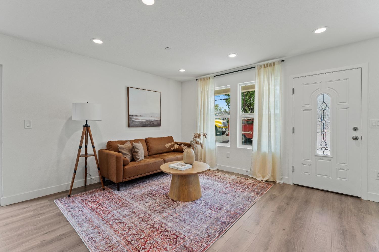 Detail Gallery Image 11 of 65 For 4017 Broadway, Sacramento,  CA 95817 - 4 Beds | 3/1 Baths