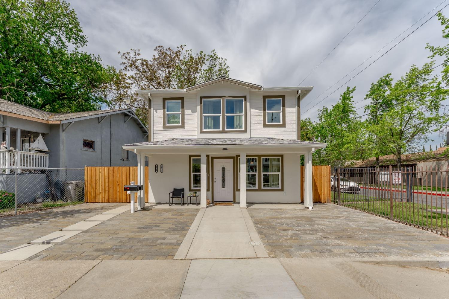 Detail Gallery Image 5 of 65 For 4017 Broadway, Sacramento,  CA 95817 - 4 Beds | 3/1 Baths