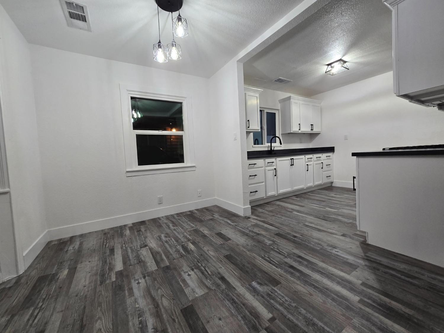 Detail Gallery Image 6 of 21 For 730 E Clay St, Stockton,  CA 95206 - 3 Beds | 1 Baths