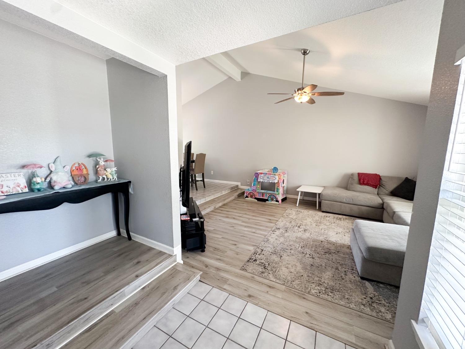 Detail Gallery Image 2 of 36 For 2413 Chapel Hill Cir, Stockton,  CA 95209 - 3 Beds | 2 Baths