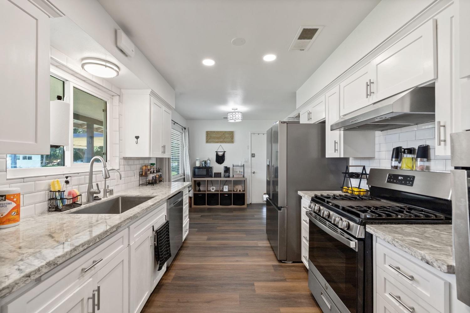 Detail Gallery Image 6 of 22 For 1420 Roberts Ave, Madera,  CA 93637 - 4 Beds | 2 Baths