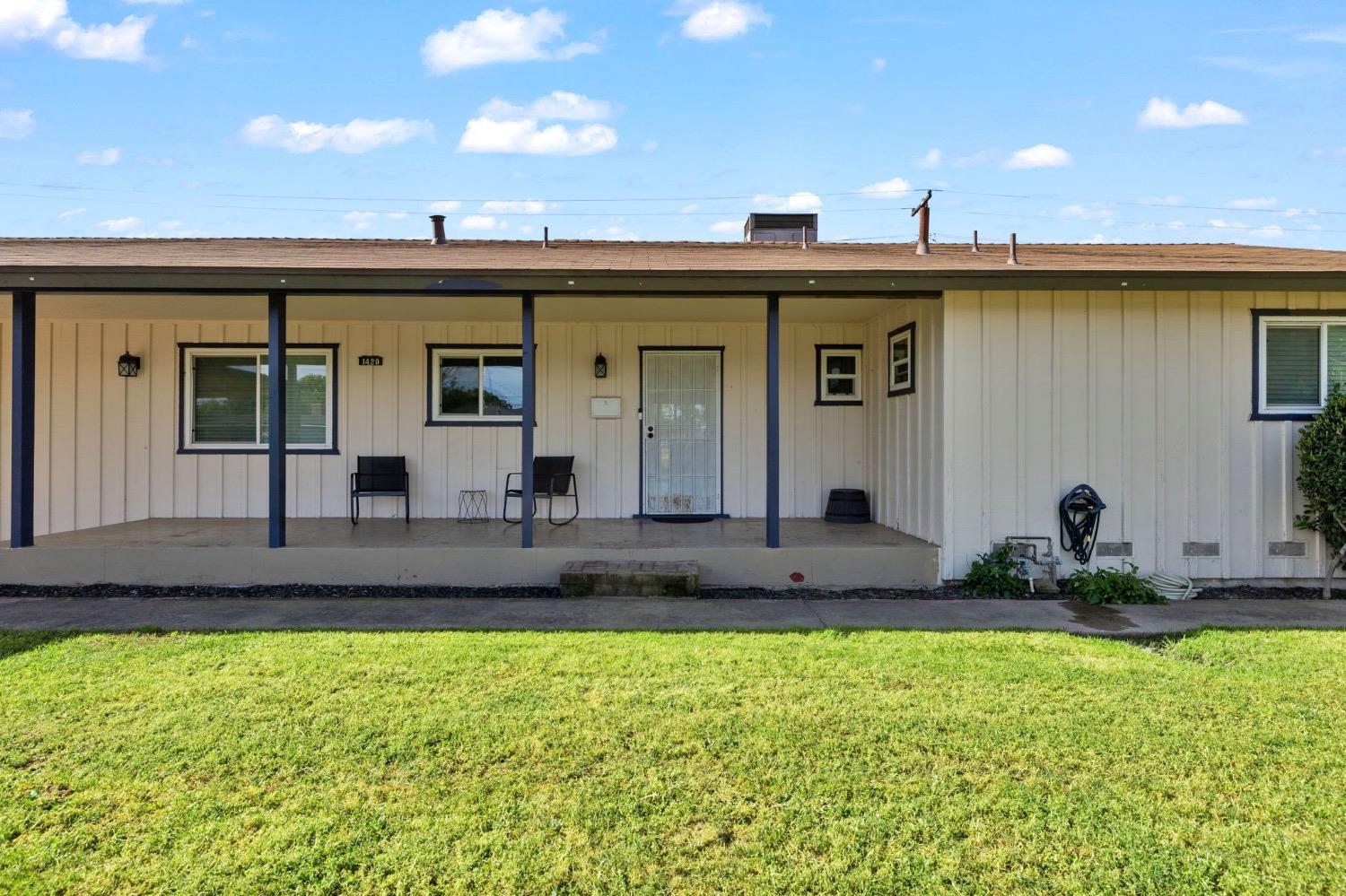 Detail Gallery Image 3 of 22 For 1420 Roberts Ave, Madera,  CA 93637 - 4 Beds | 2 Baths