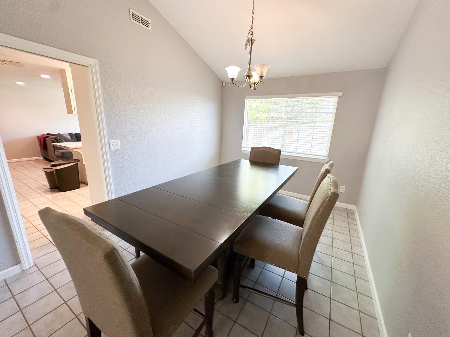 Detail Gallery Image 6 of 36 For 2413 Chapel Hill Cir, Stockton,  CA 95209 - 3 Beds | 2 Baths