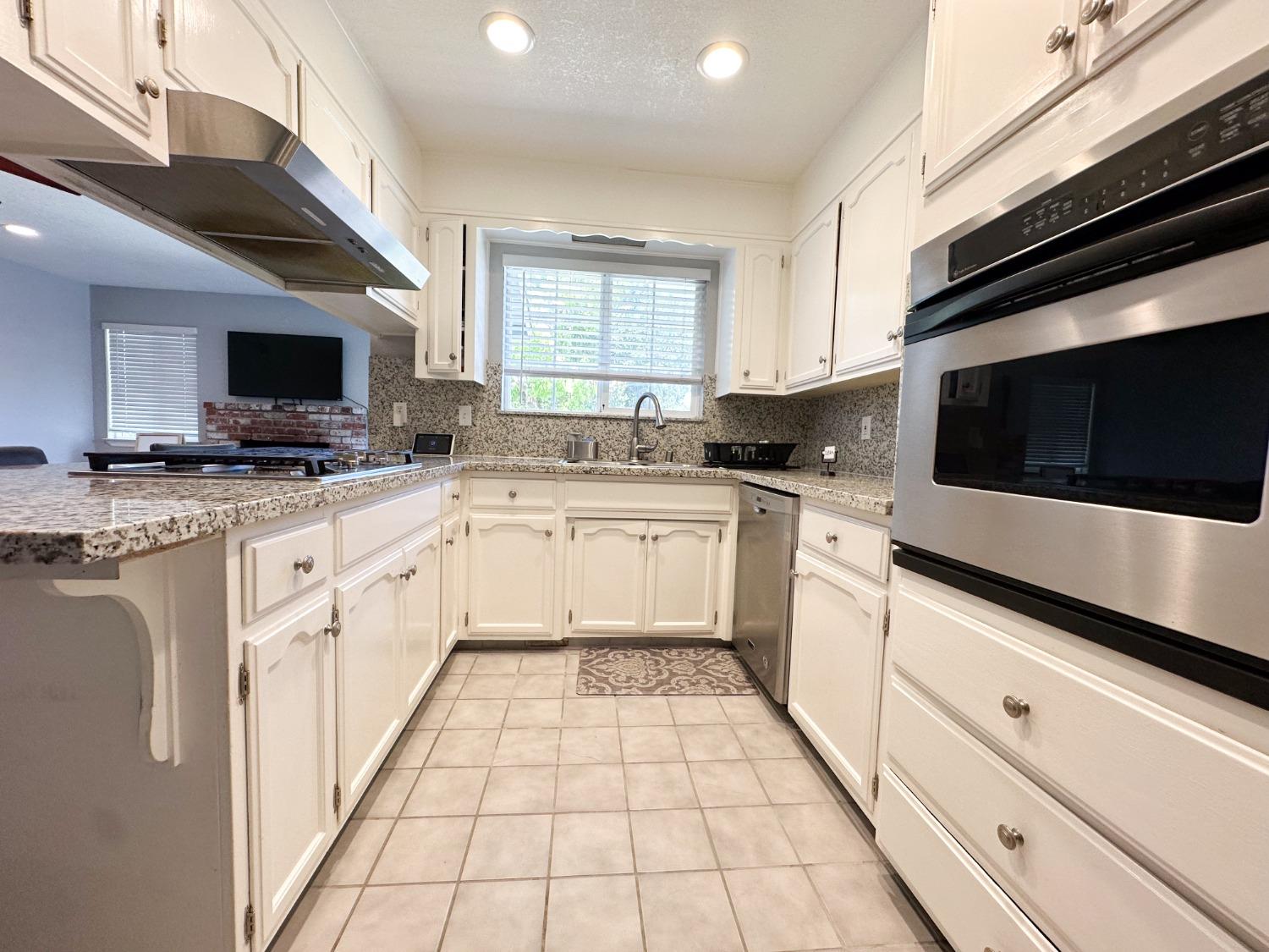 Detail Gallery Image 7 of 36 For 2413 Chapel Hill Cir, Stockton,  CA 95209 - 3 Beds | 2 Baths