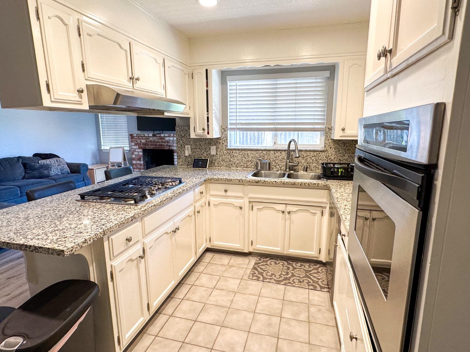 Detail Gallery Image 8 of 36 For 2413 Chapel Hill Cir, Stockton,  CA 95209 - 3 Beds | 2 Baths