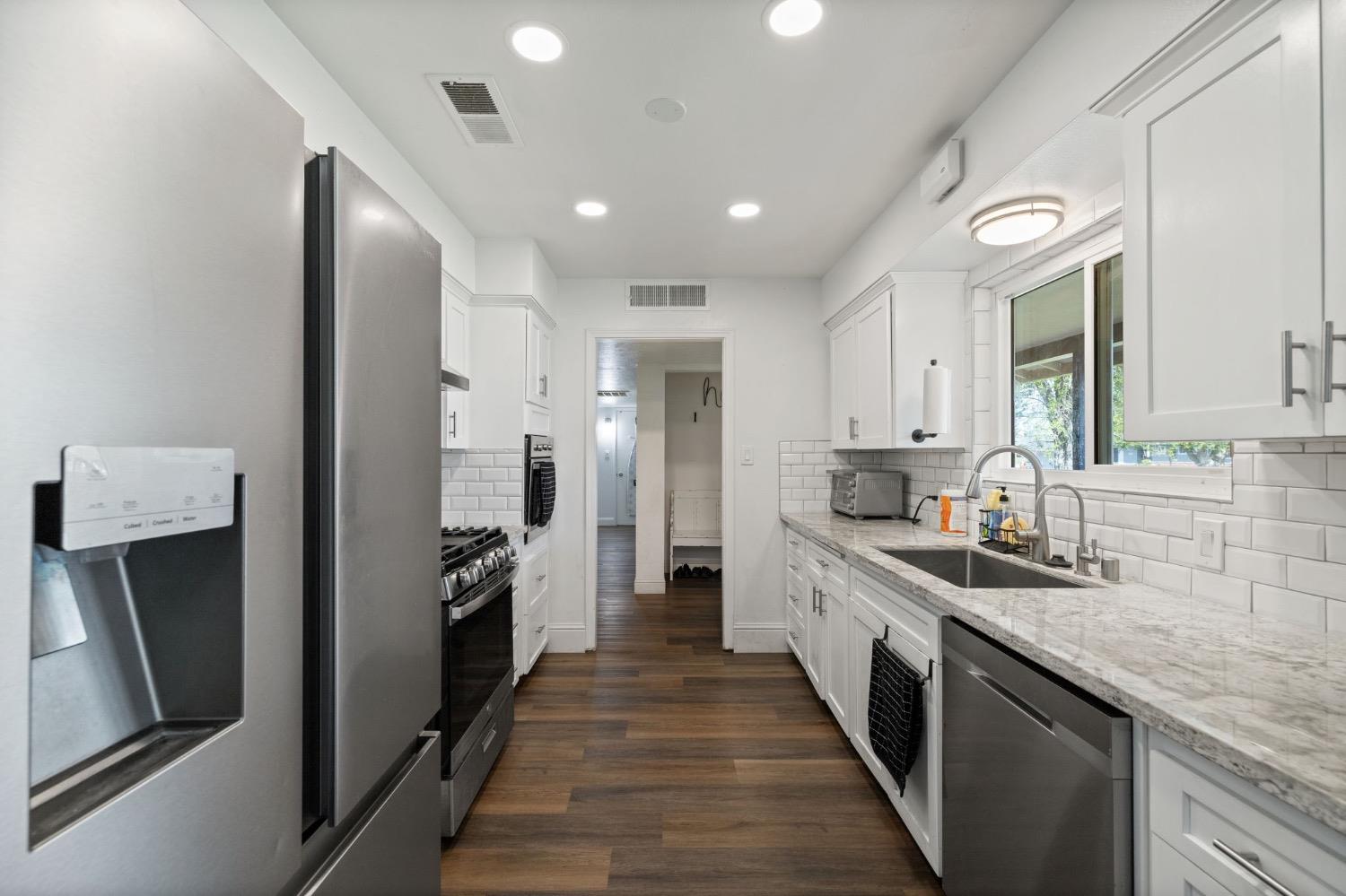 Detail Gallery Image 4 of 22 For 1420 Roberts Ave, Madera,  CA 93637 - 4 Beds | 2 Baths