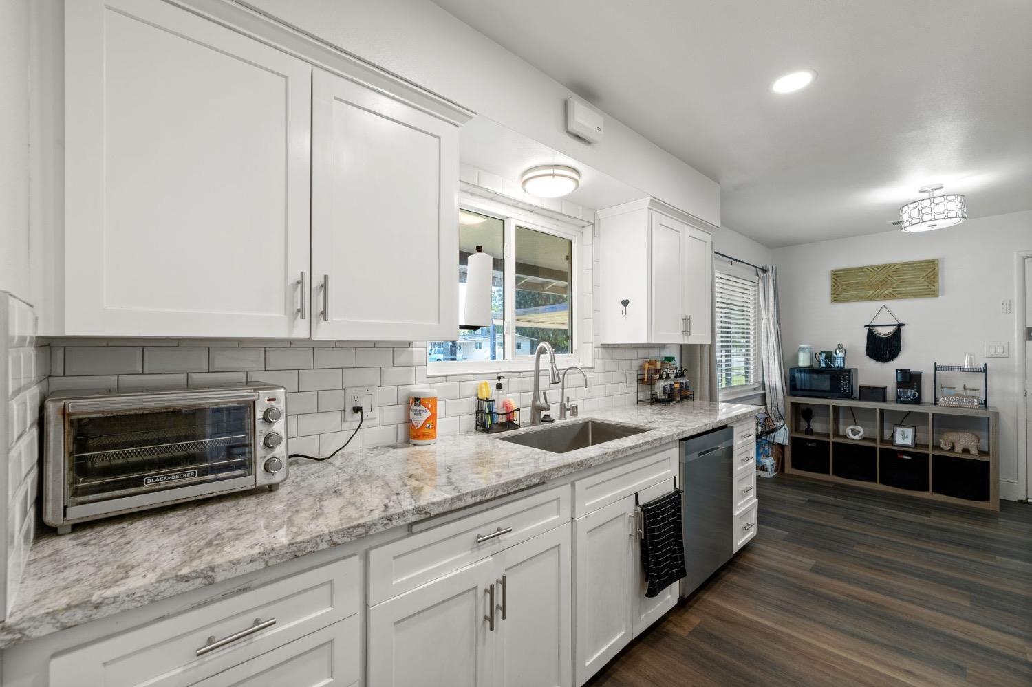 Detail Gallery Image 5 of 22 For 1420 Roberts Ave, Madera,  CA 93637 - 4 Beds | 2 Baths