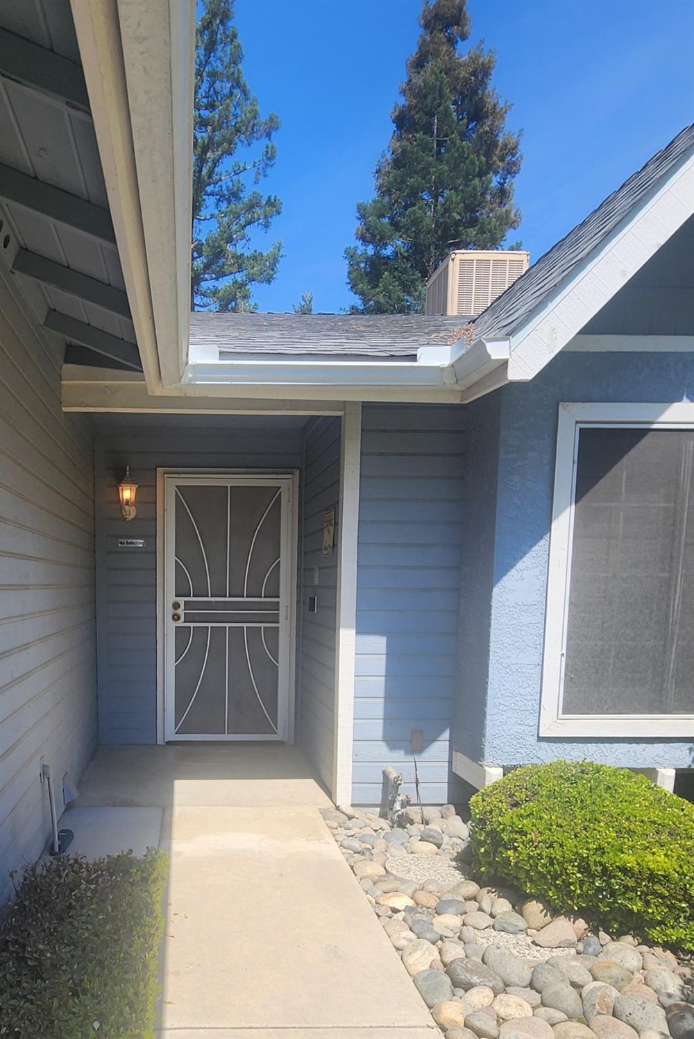 Detail Gallery Image 3 of 10 For 5936 S Feemster Ct, Visalia,  CA 93277 - 3 Beds | 2 Baths