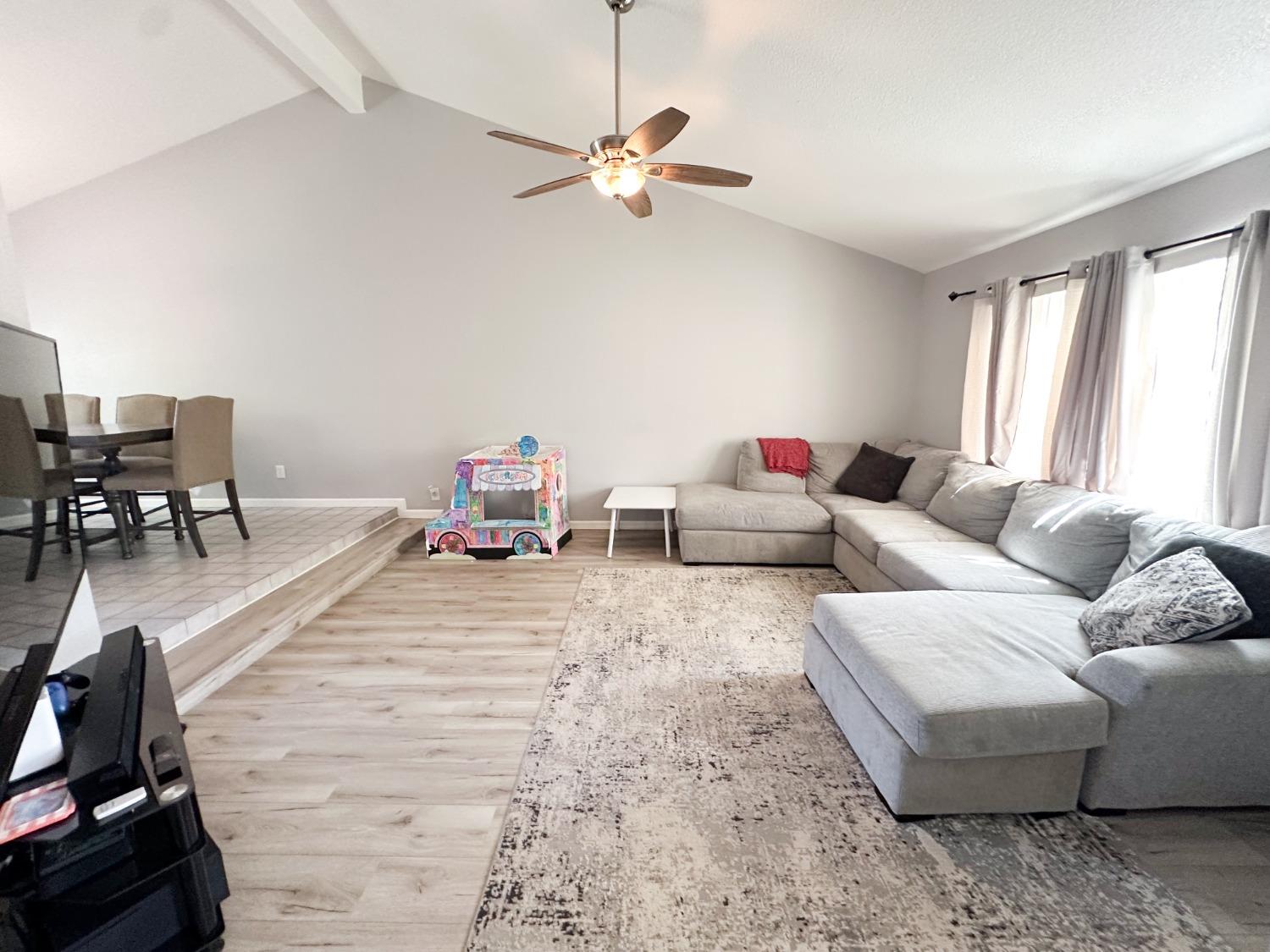 Detail Gallery Image 4 of 36 For 2413 Chapel Hill Cir, Stockton,  CA 95209 - 3 Beds | 2 Baths
