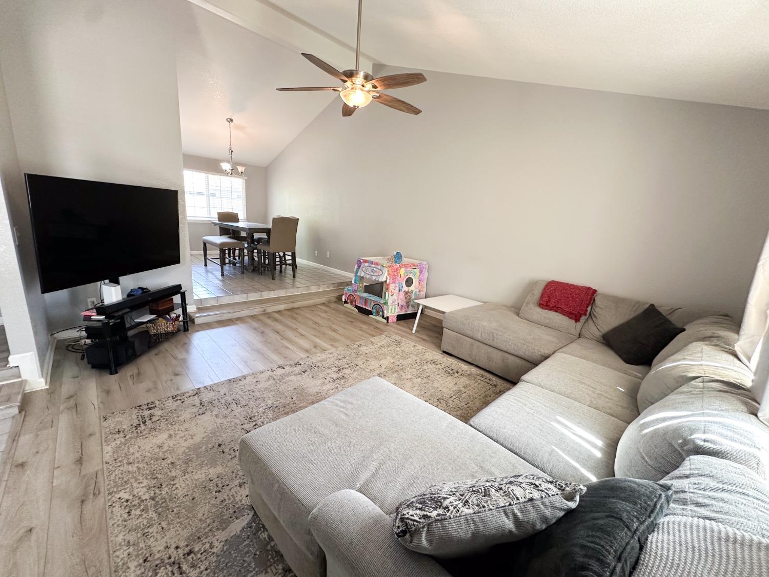 Detail Gallery Image 3 of 36 For 2413 Chapel Hill Cir, Stockton,  CA 95209 - 3 Beds | 2 Baths