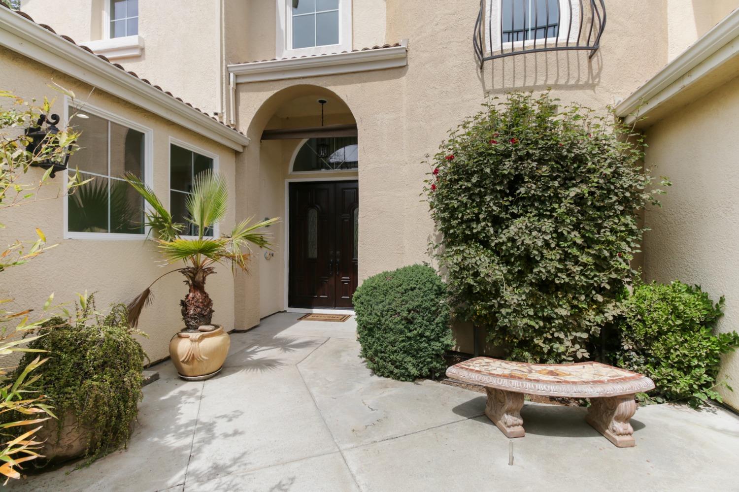 Detail Gallery Image 4 of 74 For 5501 Rogers St, Davis,  CA 95618 - 5 Beds | 3 Baths