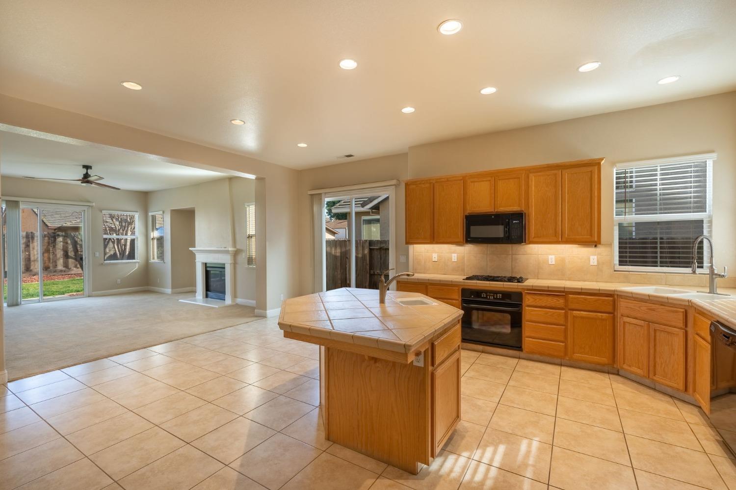 Detail Gallery Image 7 of 31 For 1730 Paola Ln, Manteca,  CA 95337 - 4 Beds | 2 Baths