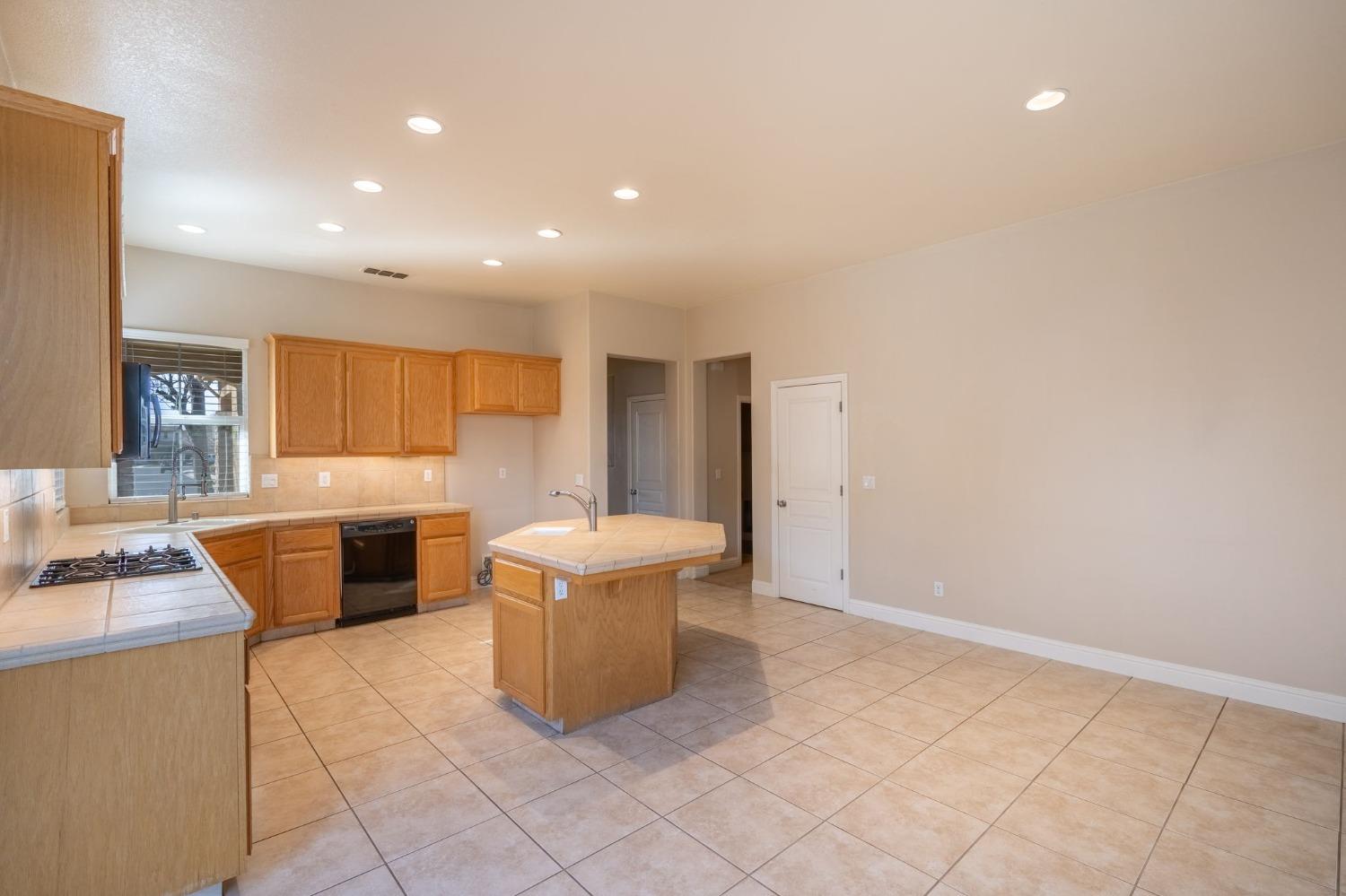 Detail Gallery Image 9 of 31 For 1730 Paola Ln, Manteca,  CA 95337 - 4 Beds | 2 Baths