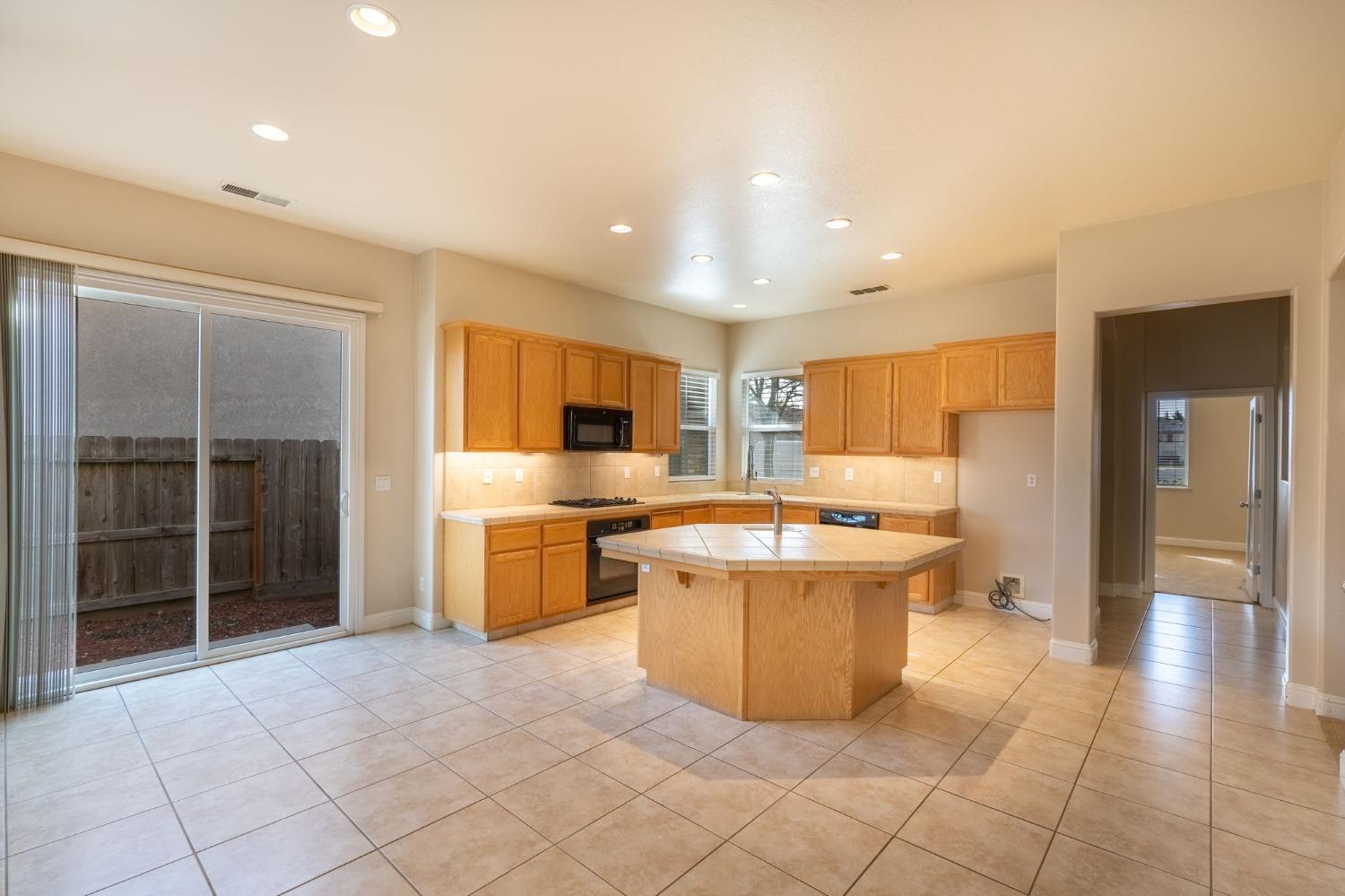 Detail Gallery Image 13 of 31 For 1730 Paola Ln, Manteca,  CA 95337 - 4 Beds | 2 Baths