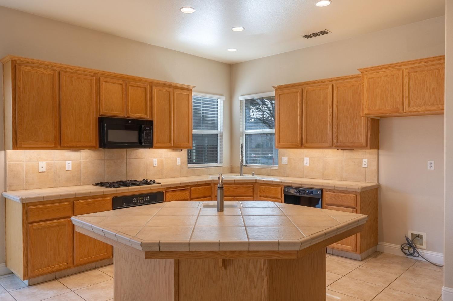 Detail Gallery Image 8 of 31 For 1730 Paola Ln, Manteca,  CA 95337 - 4 Beds | 2 Baths