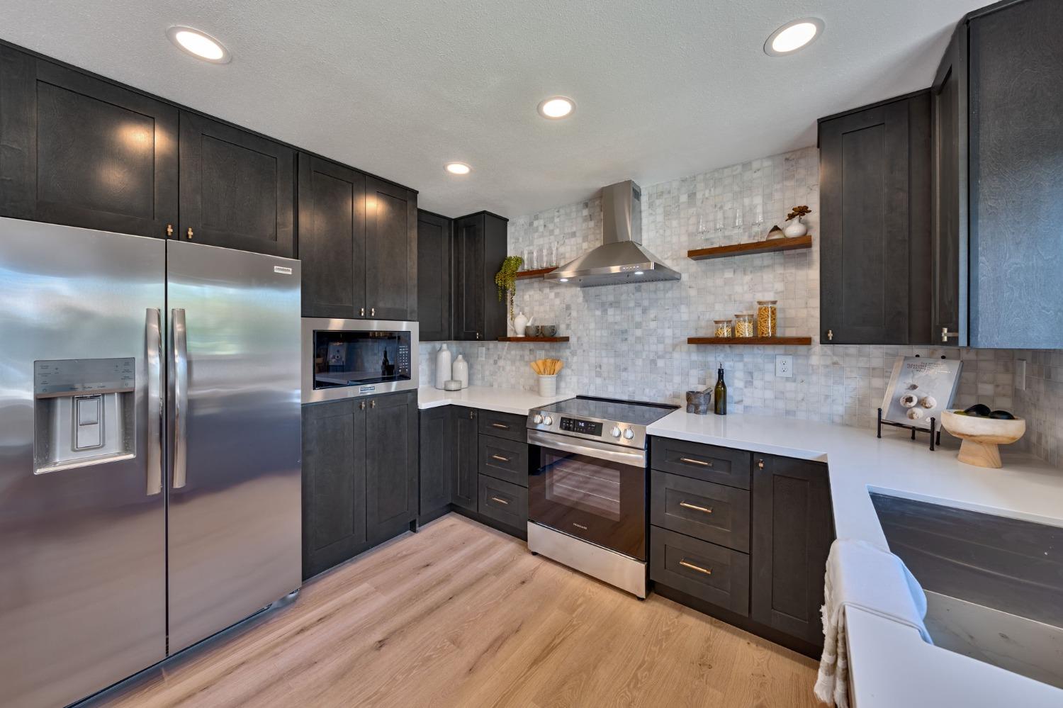 Detail Gallery Image 14 of 30 For 6270 Greenhaven Dr, Sacramento,  CA 95831 - 4 Beds | 2 Baths
