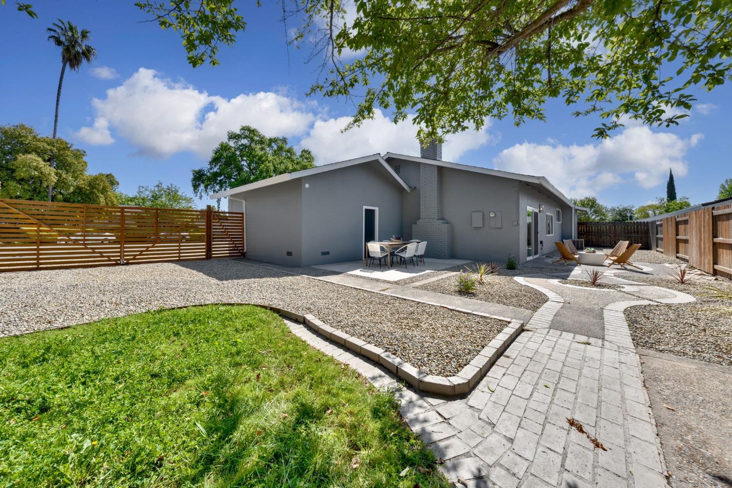 Detail Gallery Image 2 of 30 For 6270 Greenhaven Dr, Sacramento,  CA 95831 - 4 Beds | 2 Baths