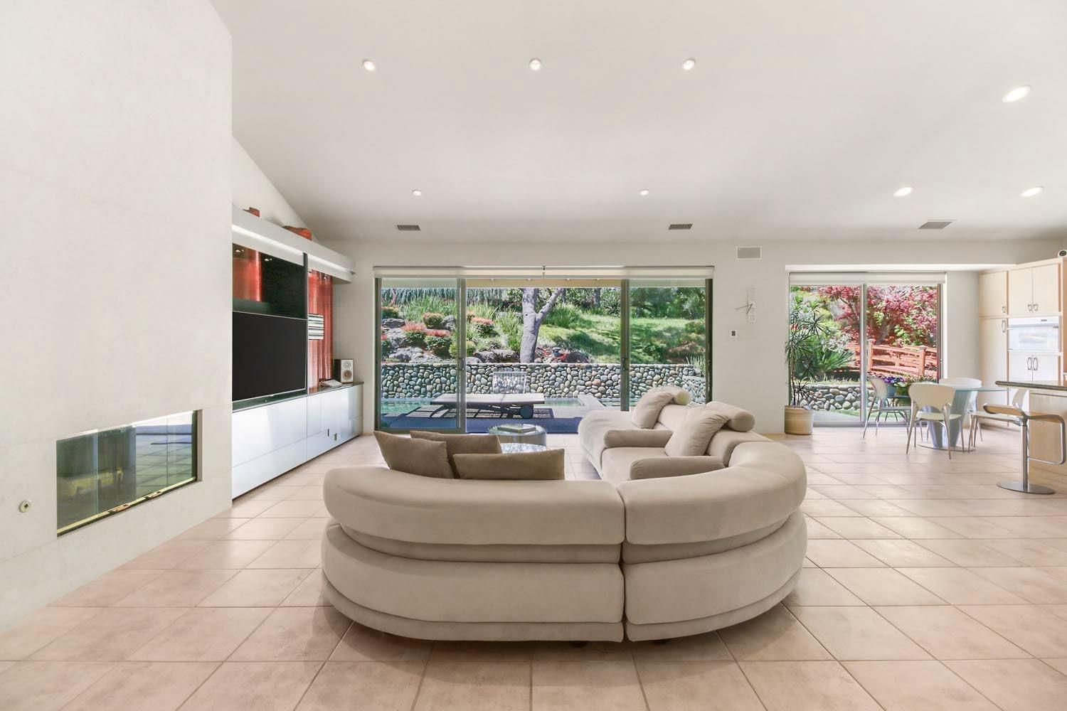 Detail Gallery Image 12 of 76 For 1946 Empire Oaks Ct, Gold River,  CA 95670 - 4 Beds | 4/2 Baths