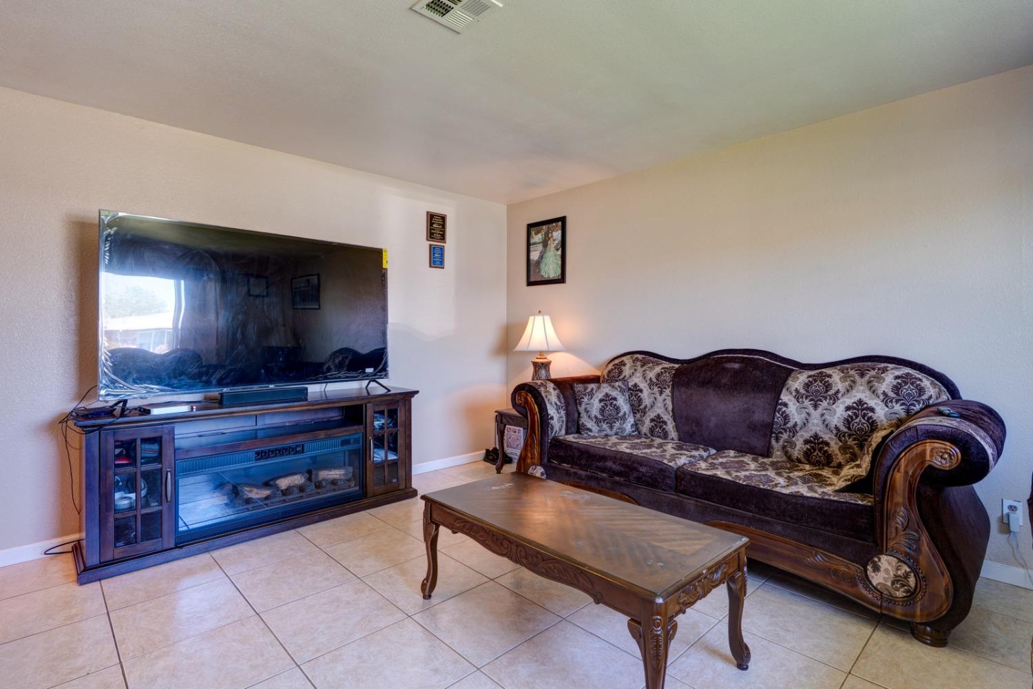 Detail Gallery Image 8 of 41 For 6555 Eden Ave, Winton,  CA 95388 - 4 Beds | 2 Baths