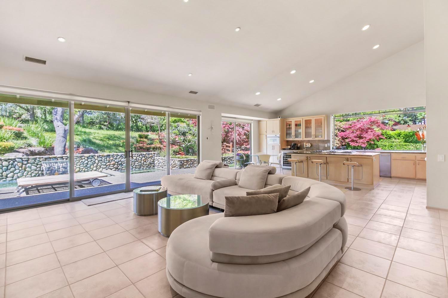 Detail Gallery Image 11 of 76 For 1946 Empire Oaks Ct, Gold River,  CA 95670 - 4 Beds | 4/2 Baths