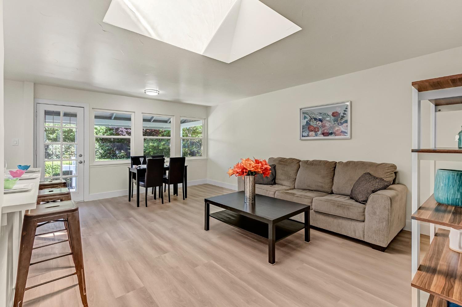 Detail Gallery Image 2 of 35 For 5211 Whittier Dr, Sacramento,  CA 95820 - 3 Beds | 2 Baths