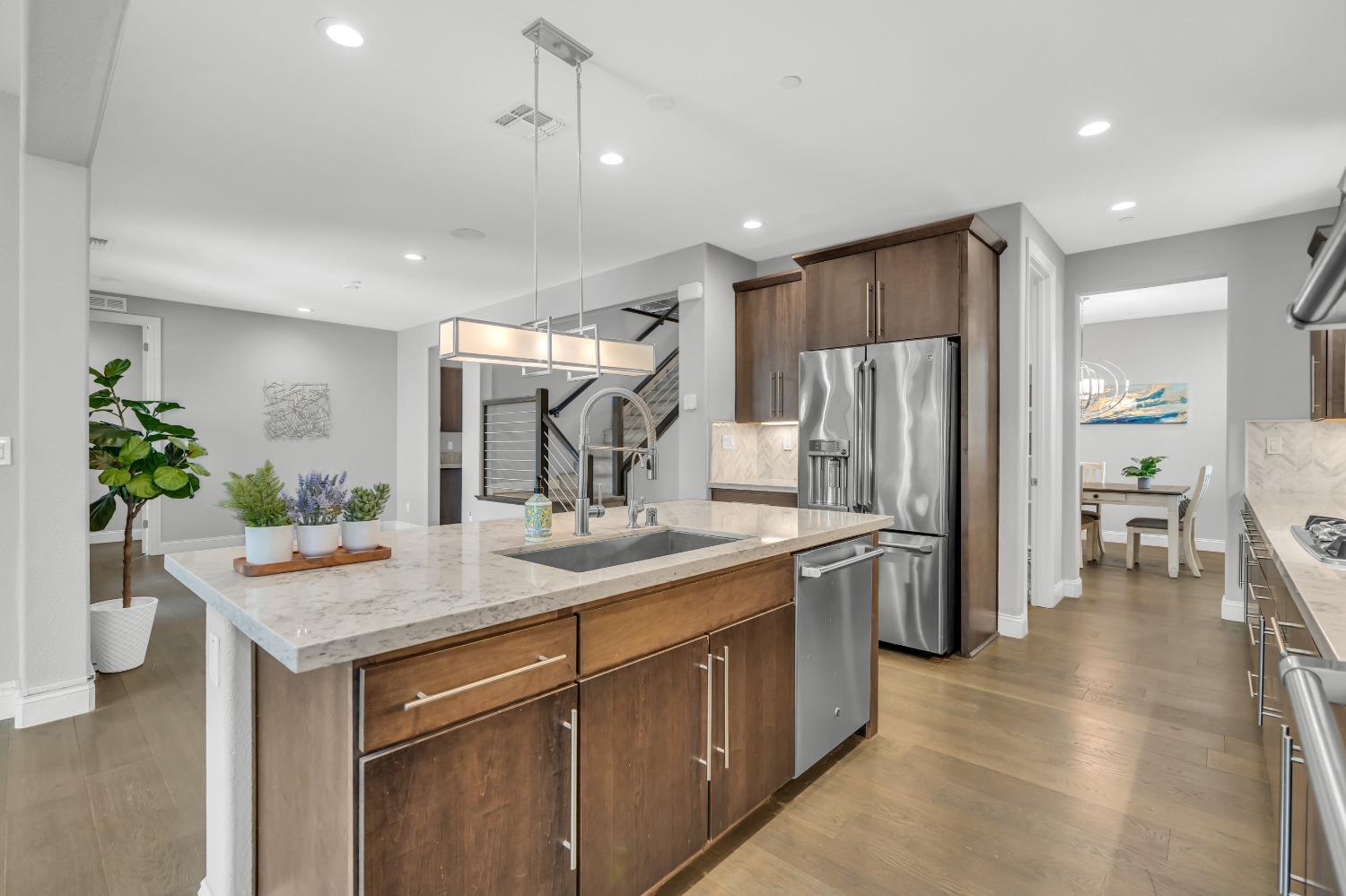 Detail Gallery Image 15 of 70 For 1725 Marina Dr, Lathrop,  CA 95330 - 5 Beds | 3/1 Baths