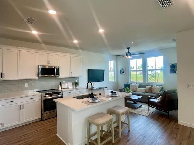Detail Gallery Image 1 of 1 For 8612 Starburst Way, Sacramento,  CA 95823 - 4 Beds | 2/1 Baths
