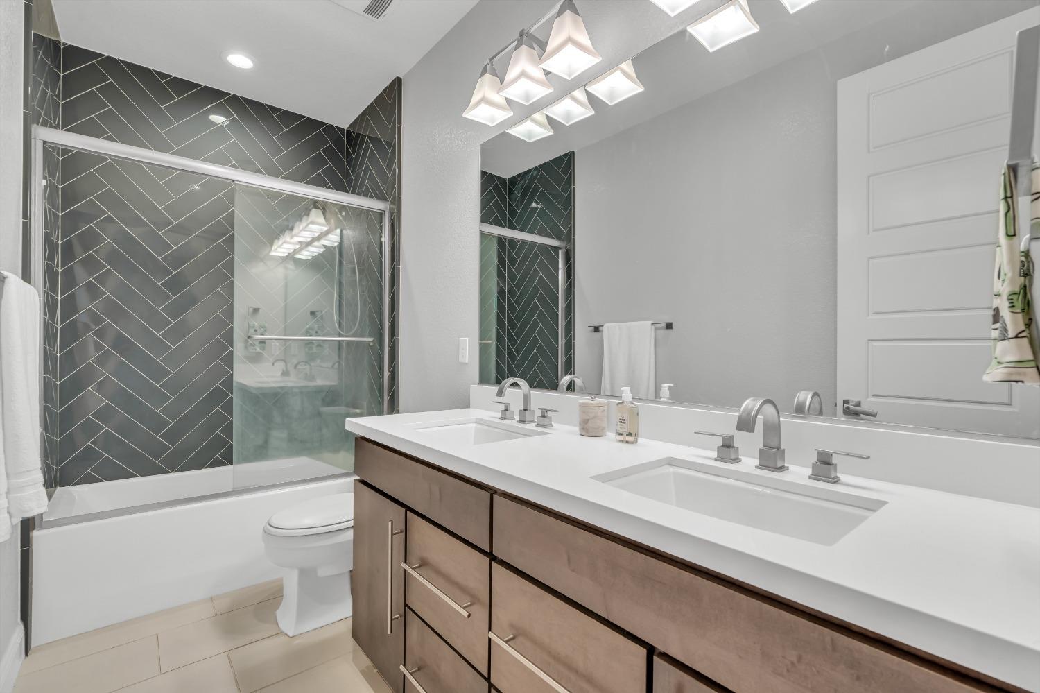 Detail Gallery Image 35 of 70 For 1725 Marina Dr, Lathrop,  CA 95330 - 5 Beds | 3/1 Baths