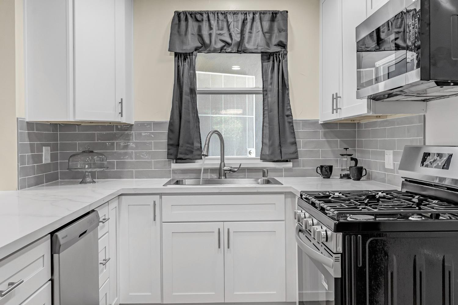 Detail Gallery Image 11 of 35 For 5211 Whittier Dr, Sacramento,  CA 95820 - 3 Beds | 2 Baths