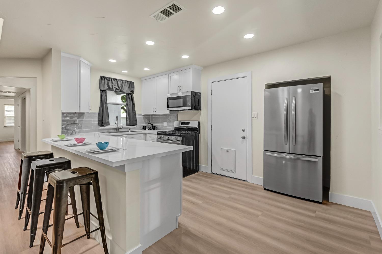 Detail Gallery Image 1 of 35 For 5211 Whittier Dr, Sacramento,  CA 95820 - 3 Beds | 2 Baths