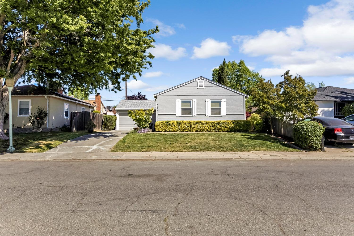 Detail Gallery Image 5 of 35 For 5211 Whittier Dr, Sacramento,  CA 95820 - 3 Beds | 2 Baths