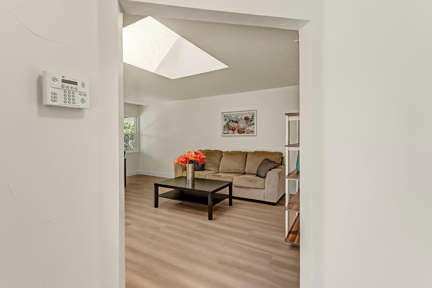 Detail Gallery Image 8 of 35 For 5211 Whittier Dr, Sacramento,  CA 95820 - 3 Beds | 2 Baths