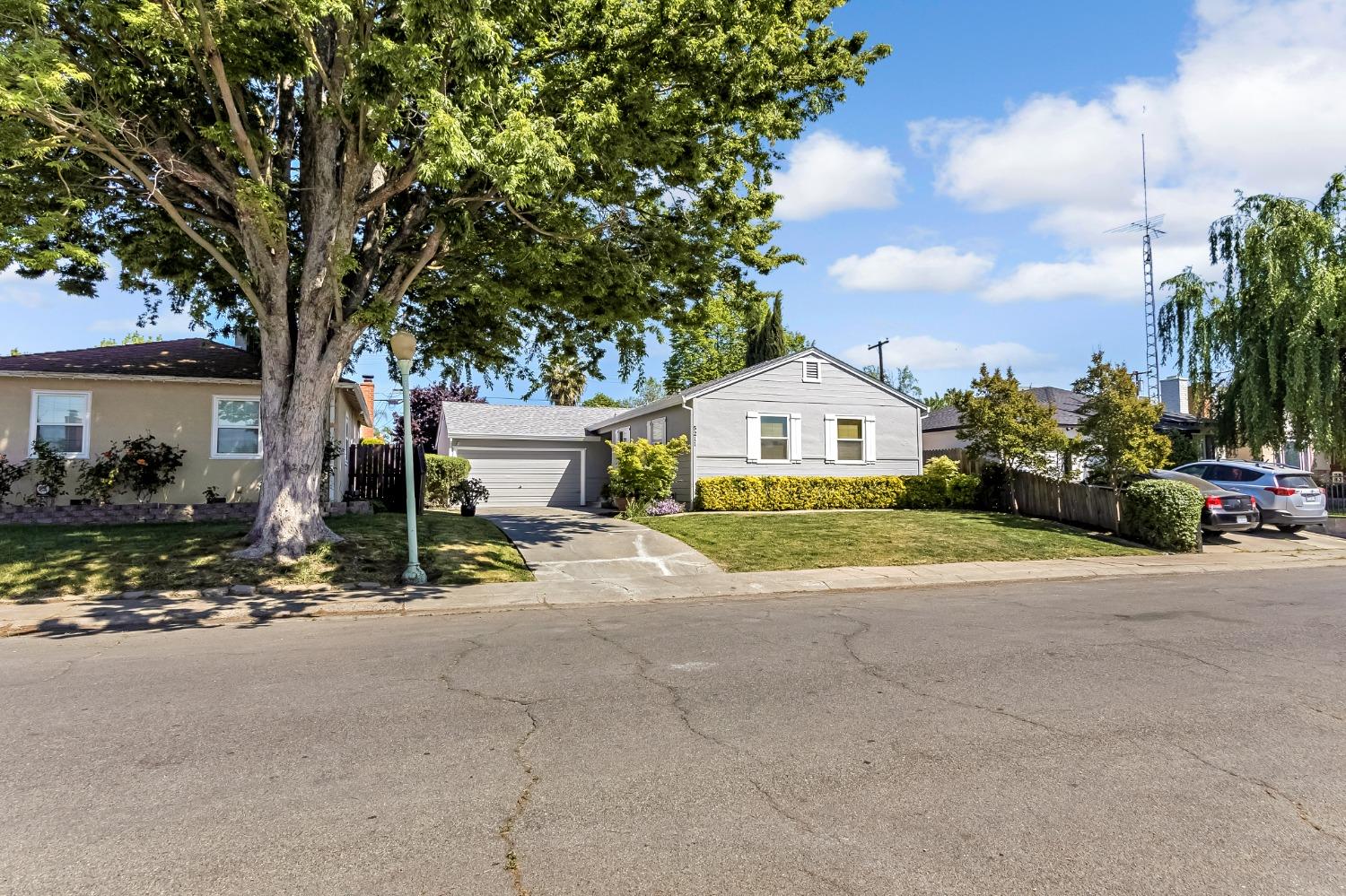 Detail Gallery Image 7 of 35 For 5211 Whittier Dr, Sacramento,  CA 95820 - 3 Beds | 2 Baths