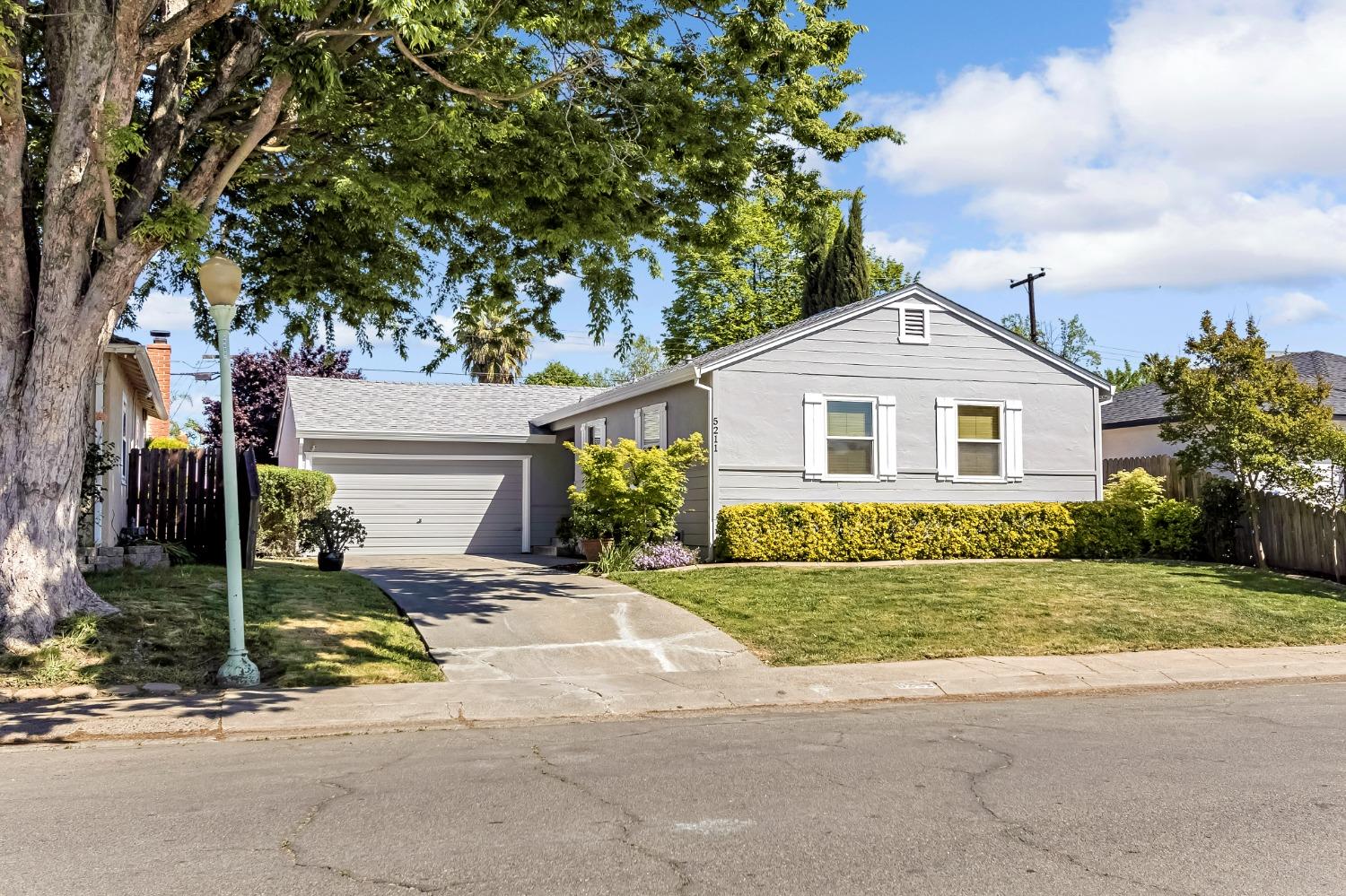 Detail Gallery Image 6 of 35 For 5211 Whittier Dr, Sacramento,  CA 95820 - 3 Beds | 2 Baths