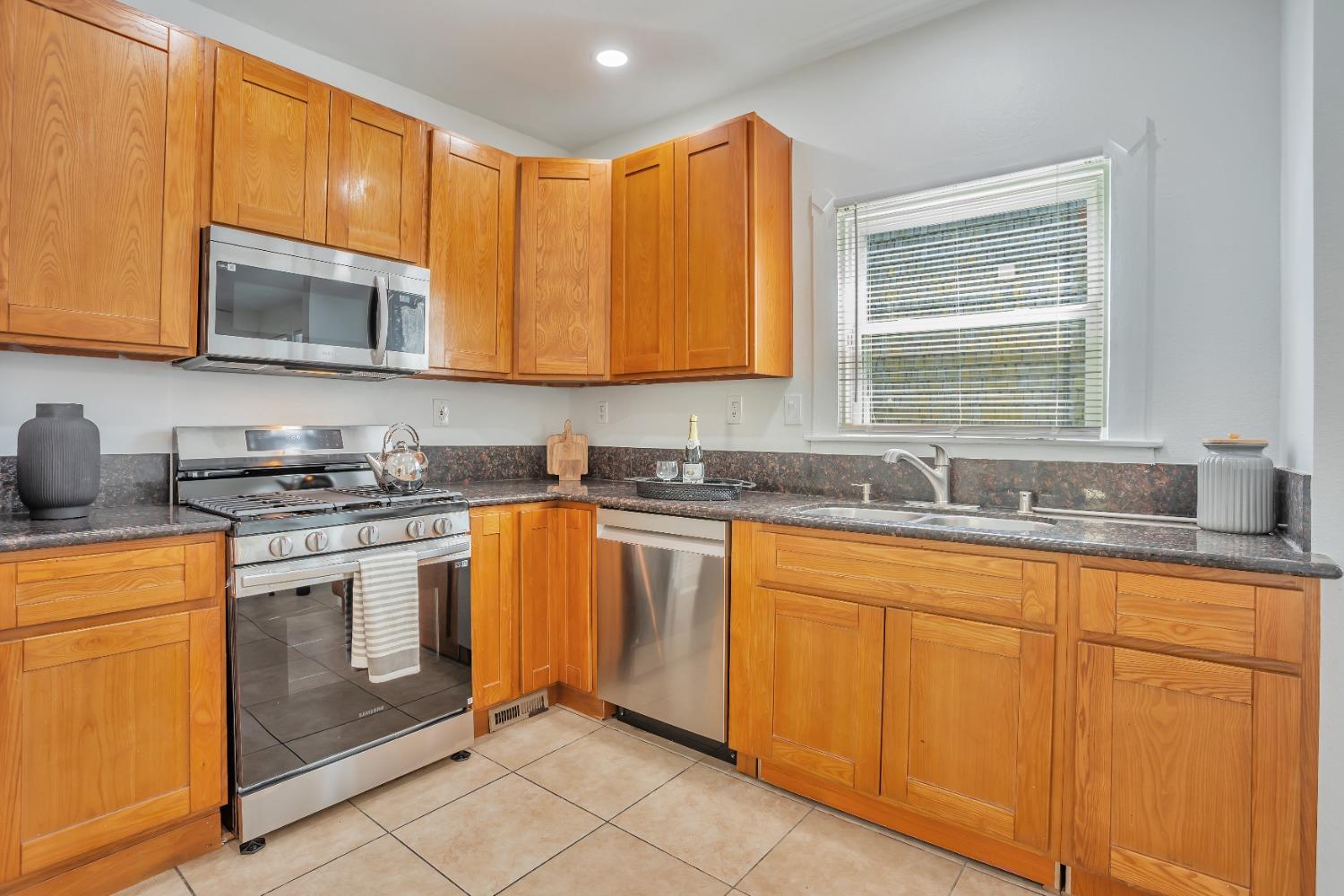 29th, Sacramento, California image 23