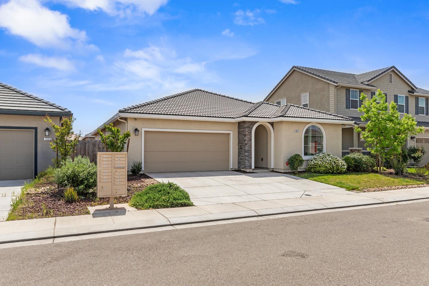 Detail Gallery Image 4 of 36 For 1614 Veteran St, Manteca,  CA 95337 - 4 Beds | 3 Baths