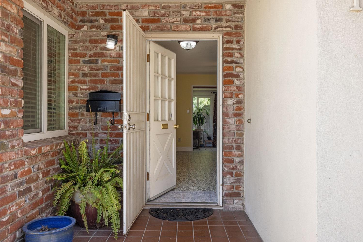 Detail Gallery Image 5 of 37 For 1610 Springwood Dr, Modesto,  CA 95350 - 3 Beds | 2 Baths