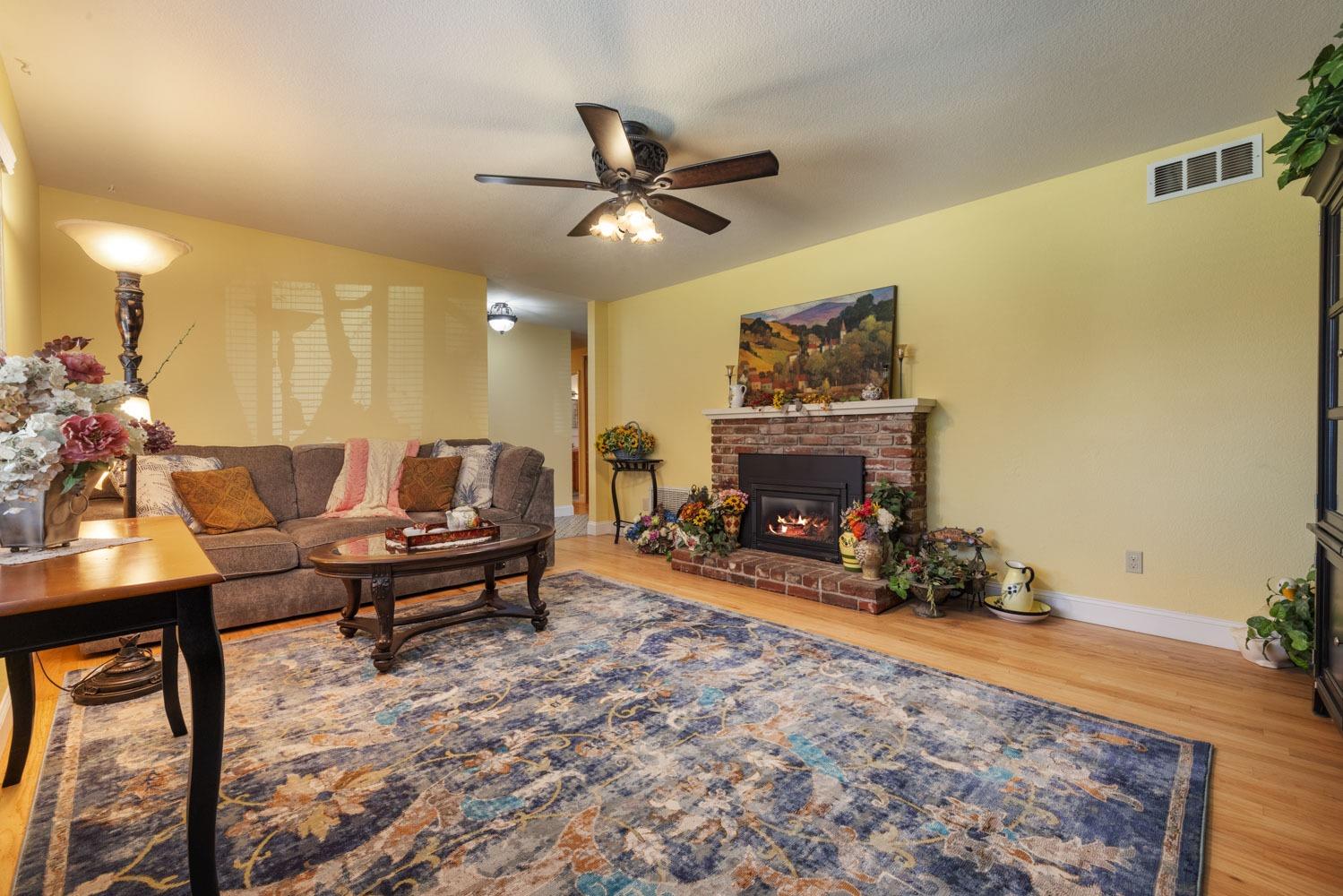 Detail Gallery Image 9 of 37 For 1610 Springwood Dr, Modesto,  CA 95350 - 3 Beds | 2 Baths