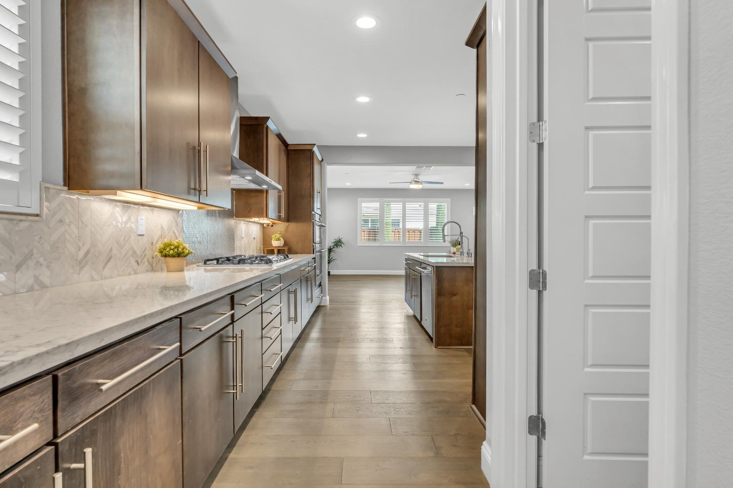 Detail Gallery Image 7 of 70 For 1725 Marina Dr, Lathrop,  CA 95330 - 5 Beds | 3/1 Baths