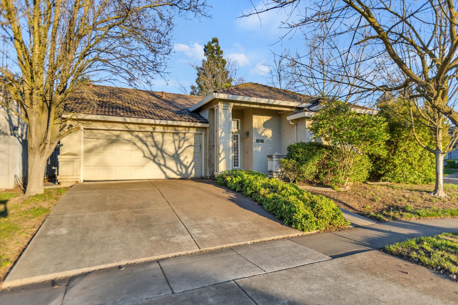 Lakepoint Drive, Elk Grove, California image 2