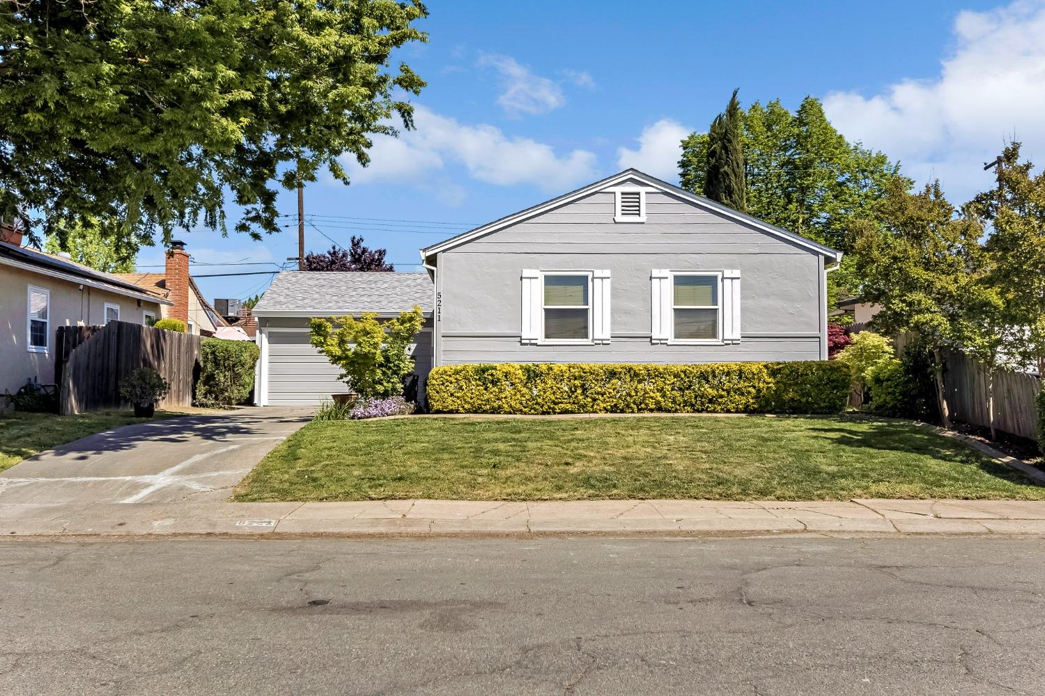 Detail Gallery Image 4 of 35 For 5211 Whittier Dr, Sacramento,  CA 95820 - 3 Beds | 2 Baths