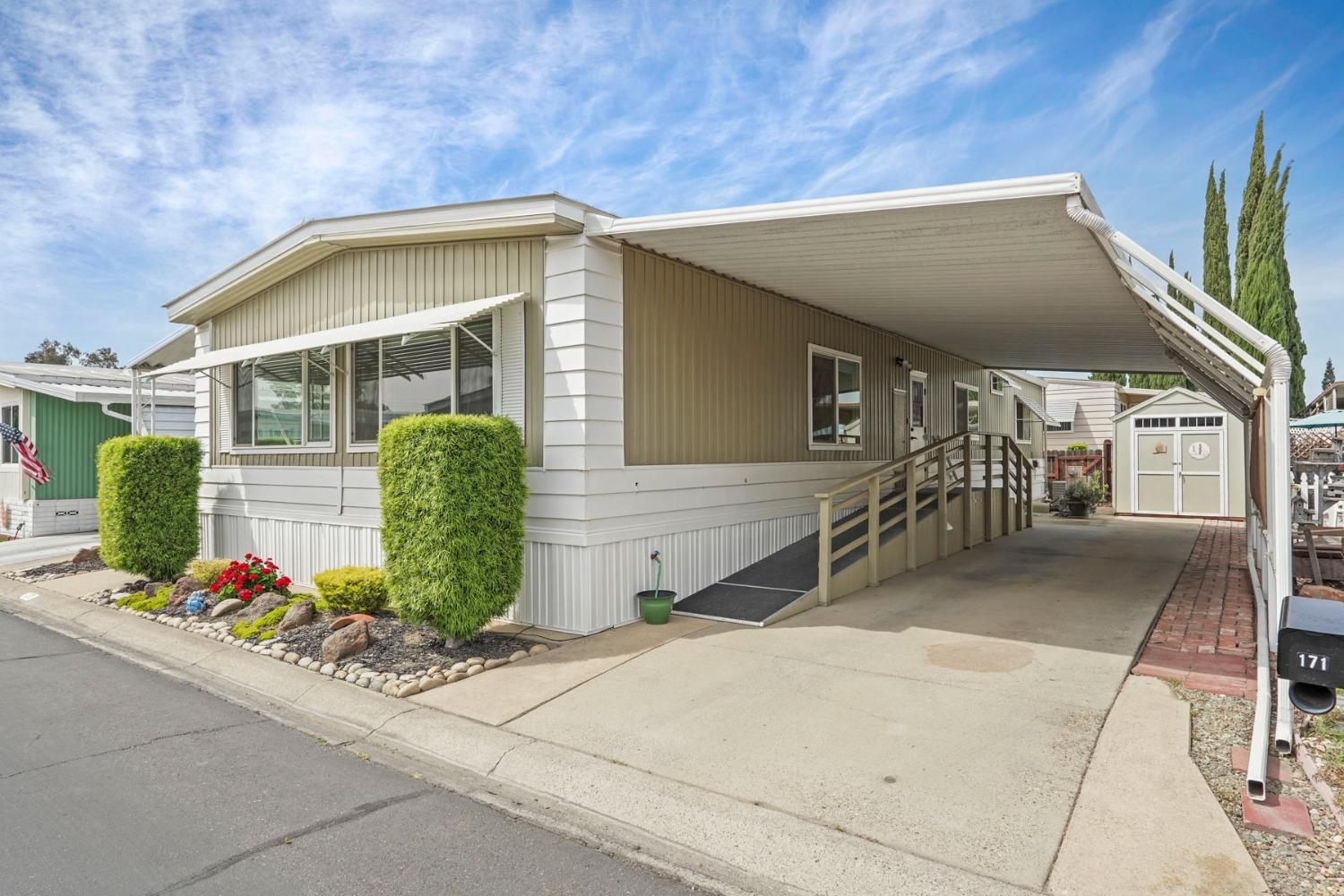Detail Gallery Image 3 of 43 For 171 El Centro Dr, Lodi,  CA 95240 - 3 Beds | 2 Baths